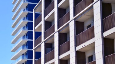 Yeni, modern apartman kompleksi. Modern apartmanın dış görünüşü. Yeni inşaat dairesi ya da apartman kompleksi.