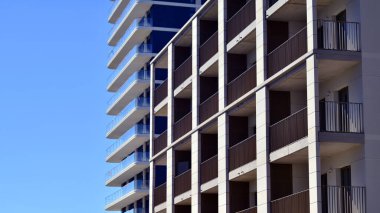 Yeni, modern apartman kompleksi. Modern apartmanın dış görünüşü. Yeni inşaat dairesi ya da apartman kompleksi.