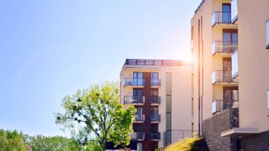 Eko apartmanı enerji ve temiz hava tasarrufu yapıyor. Yeşil bölgedeki modern apartman blokları, konut ve lüks ev kompleksi. 