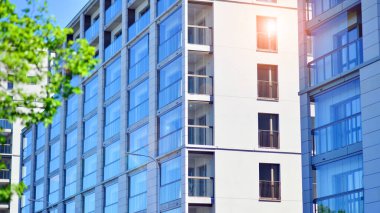 Eko apartmanı enerji ve temiz hava tasarrufu yapıyor. Yeşil bölgedeki modern apartman blokları, konut ve lüks ev kompleksi. 