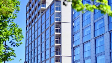 Eko apartmanı enerji ve temiz hava tasarrufu yapıyor. Yeşil bölgedeki modern apartman blokları, konut ve lüks ev kompleksi. 