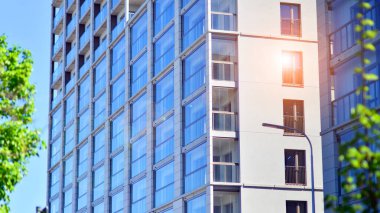 Eko apartmanı enerji ve temiz hava tasarrufu yapıyor. Yeşil bölgedeki modern apartman blokları, konut ve lüks ev kompleksi. 