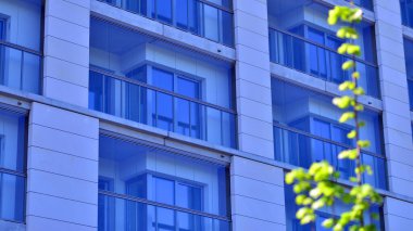 Eko apartmanı enerji ve temiz hava tasarrufu yapıyor. Yeşil bölgedeki modern apartman blokları, konut ve lüks ev kompleksi. 