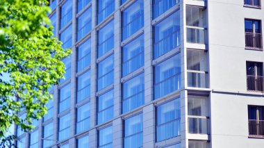 Eko apartmanı enerji ve temiz hava tasarrufu yapıyor. Yeşil bölgedeki modern apartman blokları, konut ve lüks ev kompleksi. 