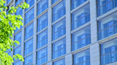 Eko apartmanı enerji ve temiz hava tasarrufu yapıyor. Yeşil bölgedeki modern apartman blokları, konut ve lüks ev kompleksi. 