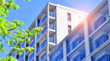 Eko apartmanı enerji ve temiz hava tasarrufu yapıyor. Yeşil bölgedeki modern apartman blokları, konut ve lüks ev kompleksi. 