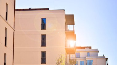 Yeni, modern apartman kompleksi. Modern apartmanın dış görünüşü. Yeni inşaat dairesi ya da apartman kompleksi.