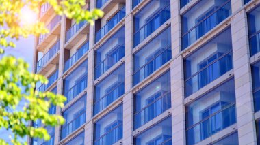 Eko apartmanı enerji ve temiz hava tasarrufu yapıyor. Yeşil bölgedeki modern apartman blokları, konut ve lüks ev kompleksi. 