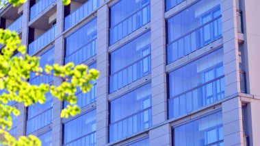 Eko apartmanı enerji ve temiz hava tasarrufu yapıyor. Yeşil bölgedeki modern apartman blokları, konut ve lüks ev kompleksi. 