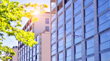 Eko apartmanı enerji ve temiz hava tasarrufu yapıyor. Yeşil bölgedeki modern apartman blokları, konut ve lüks ev kompleksi. 