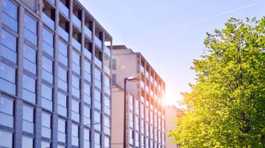 Eko apartmanı enerji ve temiz hava tasarrufu yapıyor. Yeşil bölgedeki modern apartman blokları, konut ve lüks ev kompleksi. 