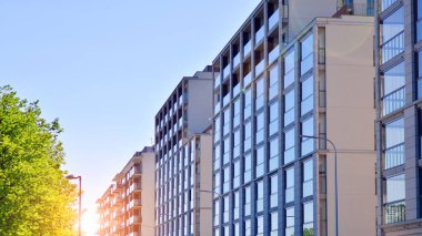 Eko apartmanı enerji ve temiz hava tasarrufu yapıyor. Yeşil bölgedeki modern apartman blokları, konut ve lüks ev kompleksi. 