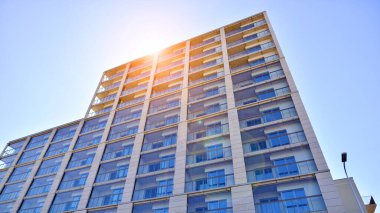 Yeni, modern apartman kompleksi. Modern apartmanın dış görünüşü. Yeni inşaat dairesi ya da apartman kompleksi.