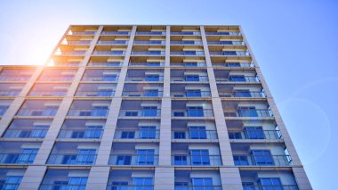 Yeni, modern apartman kompleksi. Modern apartmanın dış görünüşü. Yeni inşaat dairesi ya da apartman kompleksi.