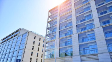 Yeni, modern apartman kompleksi. Modern apartmanın dış görünüşü. Yeni inşaat dairesi ya da apartman kompleksi.