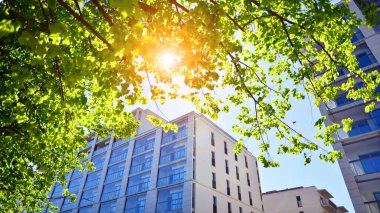 Eko apartmanı enerji ve temiz hava tasarrufu yapıyor. Yeşil bölgedeki modern apartman blokları, konut ve lüks ev kompleksi. 