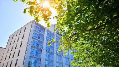 Eko apartmanı enerji ve temiz hava tasarrufu yapıyor. Yeşil bölgedeki modern apartman blokları, konut ve lüks ev kompleksi. 