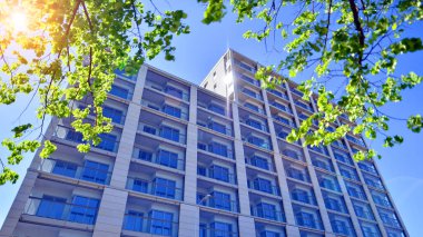 Eko apartmanı enerji ve temiz hava tasarrufu yapıyor. Yeşil bölgedeki modern apartman blokları, konut ve lüks ev kompleksi. 