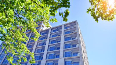 Eko apartmanı enerji ve temiz hava tasarrufu yapıyor. Yeşil bölgedeki modern apartman blokları, konut ve lüks ev kompleksi. 