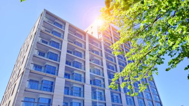 Eko apartmanı enerji ve temiz hava tasarrufu yapıyor. Yeşil bölgedeki modern apartman blokları, konut ve lüks ev kompleksi. 