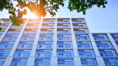 Eko apartmanı enerji ve temiz hava tasarrufu yapıyor. Yeşil bölgedeki modern apartman blokları, konut ve lüks ev kompleksi. 