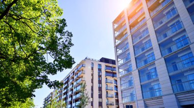 Eko apartmanı enerji ve temiz hava tasarrufu yapıyor. Yeşil bölgedeki modern apartman blokları, konut ve lüks ev kompleksi. 