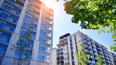 Eko apartmanı enerji ve temiz hava tasarrufu yapıyor. Yeşil bölgedeki modern apartman blokları, konut ve lüks ev kompleksi. 