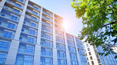 Eko apartmanı enerji ve temiz hava tasarrufu yapıyor. Yeşil bölgedeki modern apartman blokları, konut ve lüks ev kompleksi. 