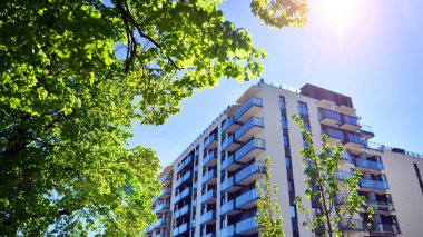 Eko apartmanı enerji ve temiz hava tasarrufu yapıyor. Yeşil bölgedeki modern apartman blokları, konut ve lüks ev kompleksi. 