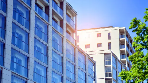 Eko apartmanı enerji ve temiz hava tasarrufu yapıyor. Yeşil bölgedeki modern apartman blokları, konut ve lüks ev kompleksi. 