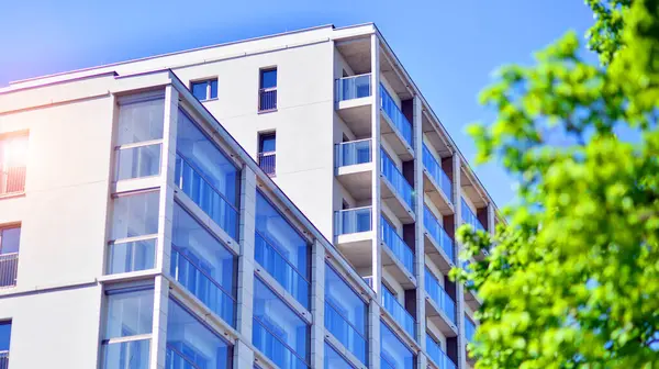 Eko apartmanı enerji ve temiz hava tasarrufu yapıyor. Yeşil bölgedeki modern apartman blokları, konut ve lüks ev kompleksi. 