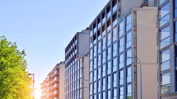 Eko apartmanı enerji ve temiz hava tasarrufu yapıyor. Yeşil bölgedeki modern apartman blokları, konut ve lüks ev kompleksi. 