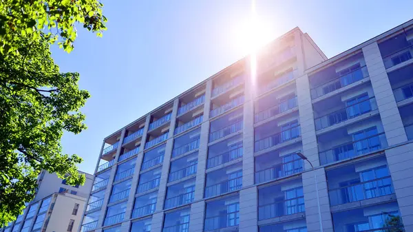 Eko apartmanı enerji ve temiz hava tasarrufu yapıyor. Yeşil bölgedeki modern apartman blokları, konut ve lüks ev kompleksi. 