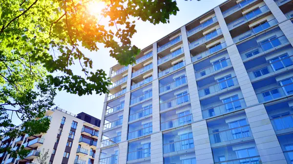 Eko apartmanı enerji ve temiz hava tasarrufu yapıyor. Yeşil bölgedeki modern apartman blokları, konut ve lüks ev kompleksi. 