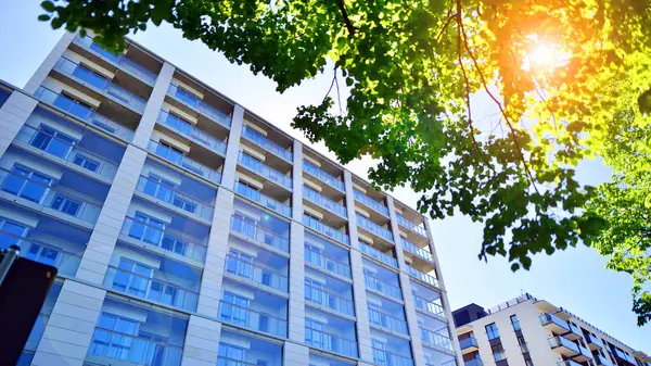 Eko apartmanı enerji ve temiz hava tasarrufu yapıyor. Yeşil bölgedeki modern apartman blokları, konut ve lüks ev kompleksi. 