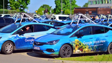 Varşova, Polonya. 8 Mayıs 2025. Dünya çapında caddeleri haritalamak için kullanılan bir Google Street View aracı. 