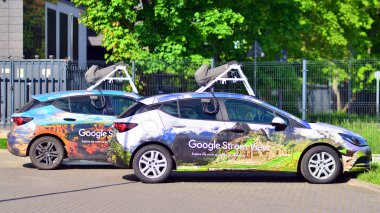Varşova, Polonya. 8 Mayıs 2025. Dünya çapında caddeleri haritalamak için kullanılan bir Google Street View aracı. 