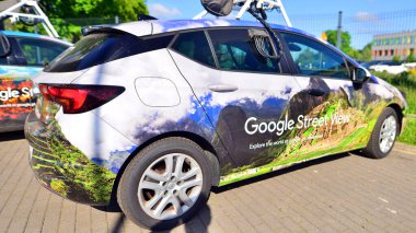 Varşova, Polonya. 8 Mayıs 2025. Dünya çapında caddeleri haritalamak için kullanılan bir Google Street View aracı. 
