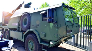 Varşova, Polonya. 7 Mayıs 2025. 35 mm 'lik otomatik SA-35 top Pit-Radwar tarafından üretildi..