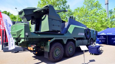 Varşova, Polonya. 7 Mayıs 2025. 35 mm 'lik otomatik SA-35 top Pit-Radwar tarafından üretildi..