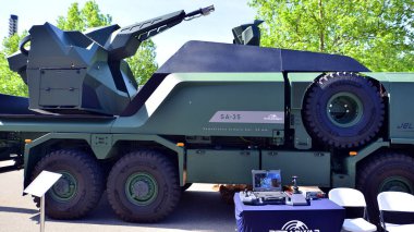 Varşova, Polonya. 7 Mayıs 2025. 35 mm 'lik otomatik SA-35 top Pit-Radwar tarafından üretildi..
