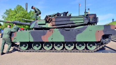 Varşova, Polonya. 7 Mayıs 2025. A1M1 Abrams tankı Savunma 24 askeri donanım sergisinde.