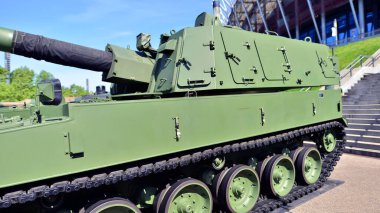 Silahlı tank tareti ve modern zırh koruma sistemleri..