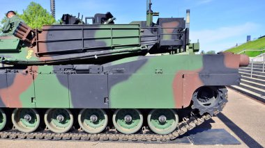 Varşova, Polonya. 7 Mayıs 2025. A1M1 Abrams tankı Savunma 24 askeri donanım sergisinde.