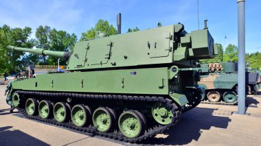 Varşova, Polonya. 7 Mayıs 2025. 155 mm Howitzer SH K K9 Savunma 24 askeri donanım sergisinde.