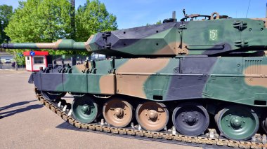 Varşova, Polonya. 7 Mayıs 2025. Leopar 2PL tankı Savunma 24 askeri teçhizat sergisinde..