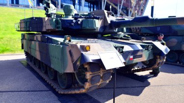 Varşova, Polonya. 7 Mayıs 2025. Savunma 24 askeri teçhizat sergisinde K2 GF tankı.