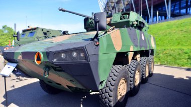 Varşova, Polonya. 7 Mayıs 2025. Savunma 24 askeri teçhizat sergisinde ZSSW-30 ile Infatry savaş aracı.