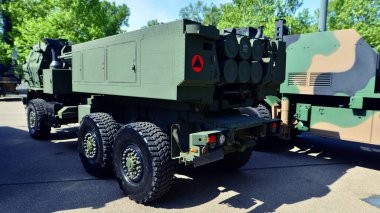Varşova, Polonya. 7 Mayıs 2025. Savunma 24 askeri teçhizat sergisinde çoklu roket fırlatıcı M142 Himars