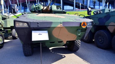 Varşova, Polonya. 7 Mayıs 2025. Savunma 24 askeri teçhizat sergisinde ZSSW-30 ile Infatry savaş aracı.